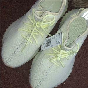 New Yeezy Boost 350 V2 “butter” Size 9
